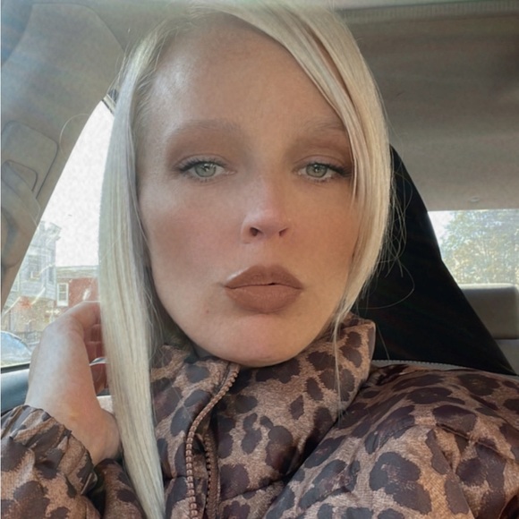 Meet your Posher, Jennifer - Picture 1 of 1